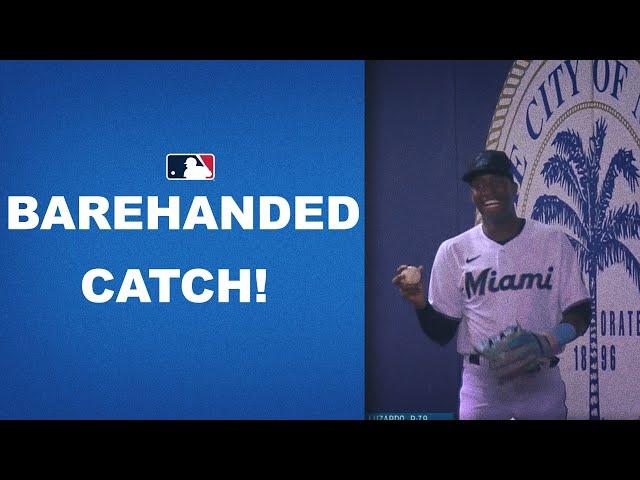 Jesús Sánchez makes an UNREAL barehanded catch!