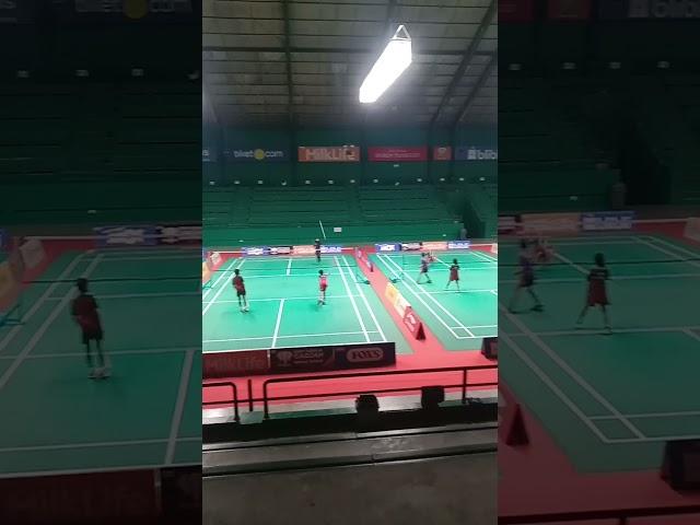 Latihan badminton di gor djarum