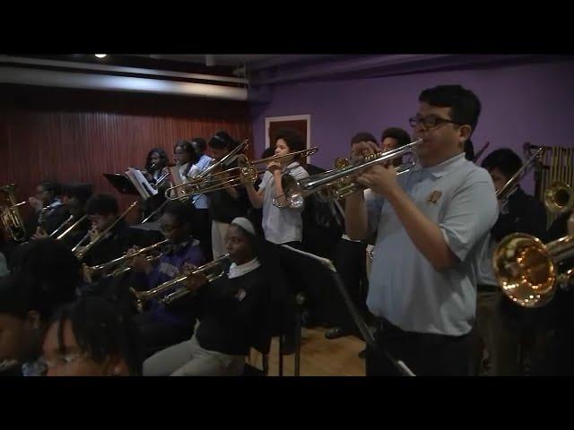 Brooklyn high school band inspires TCS NYC Marathon runners through music