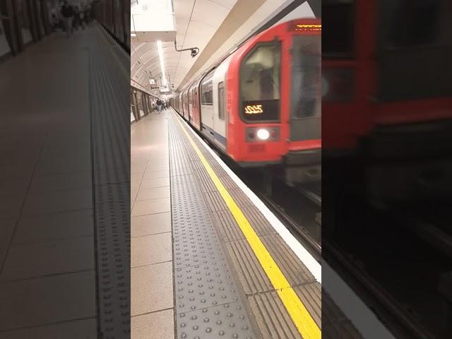 SO DANGEROUS Can you spot the problem? London Underground Train Arriving At Oxford Circus