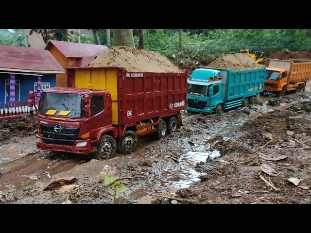 RC DAM TRUK HINO 500 TRINTON DAN RC FUSO OFROAD DI JALAN BERLUMPUR. BERMUATAN FUL TANAH.