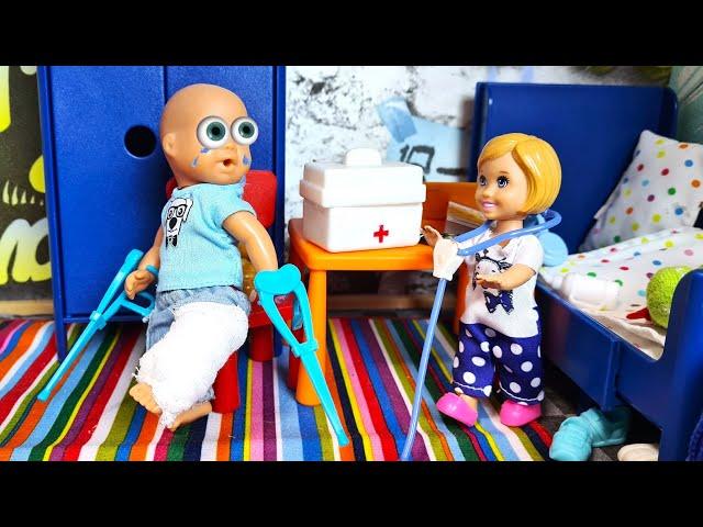 ESCAPED ON CRUTCHES FROM DIANA, Katya and Max are a funny family! Funny Barbie Dolls stories