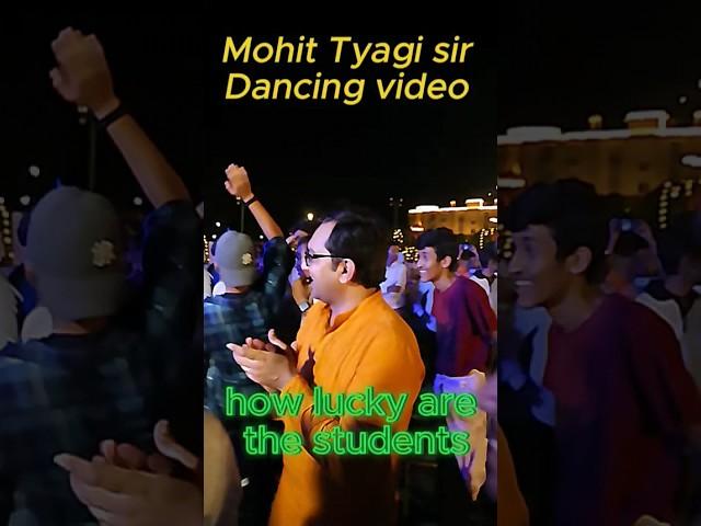 Very Luckiest students in JEE  DANCING WITH MOHIT TYAGI SIR #shortsfeed #jee #shorts