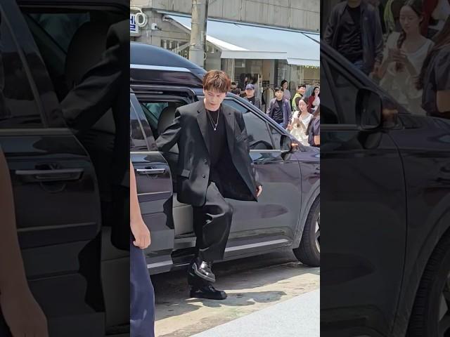 육성재, 눈부신 비주얼