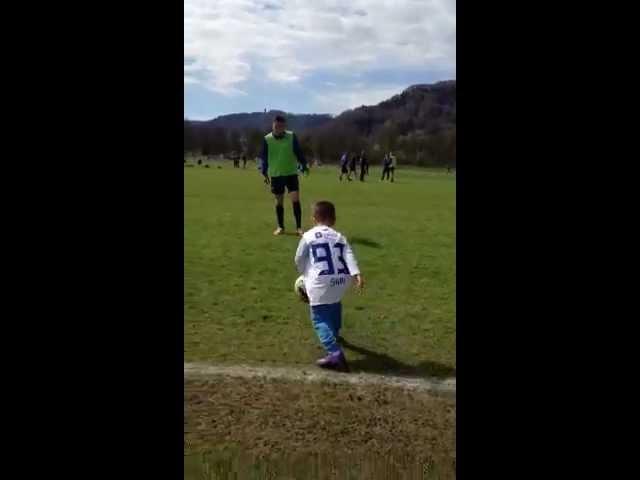 Josip Drmic im Zweikampf mit dem Wunderkind Shai (93)