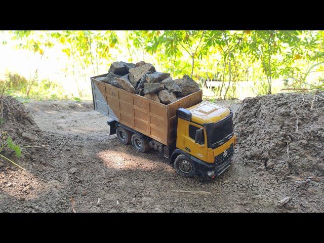 RC TRUK FUSO MUATAN OVERLOAD BATU SPLIT TERJANG BANJIR DAN TERGULING SAAT JALAN TURUNAN