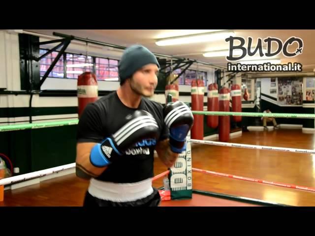 Allenamento di Boxe - Stefano De Martino ai guanti da passata - Budo International