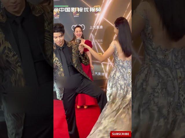 #蔡少芬 #张晋 携手走红毯，竟然用脚给蔡少芬整理裙摆，两人秀恩爱的方式也是独具一别