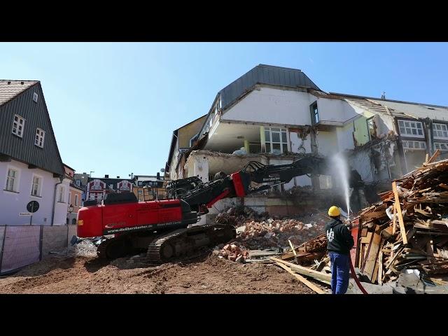 Bagger begeistert Schaulustige bei Abriss-Spektakel