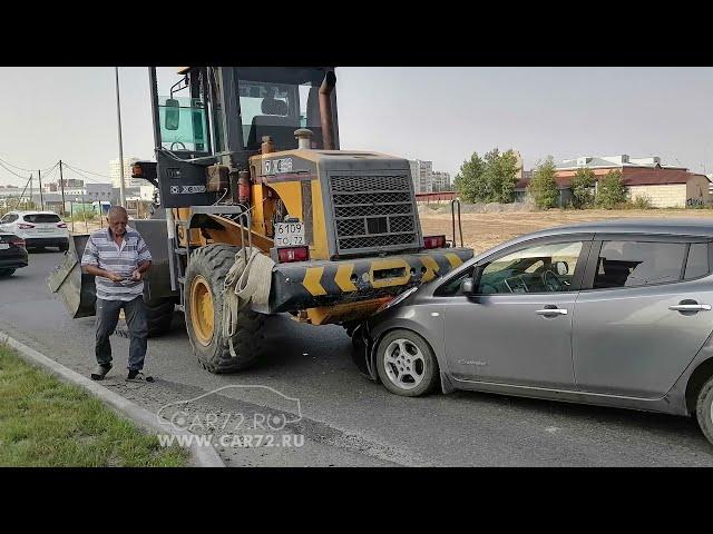 Водитель спецтехники протаранил авто и скрылся с места ДТП.