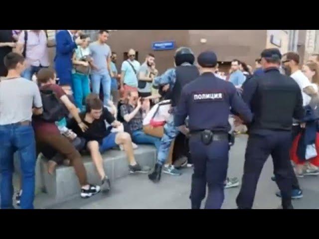 La represión policial contra la oposición rusa termina con casi 1.400 detenidos