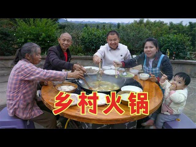 With fireworks  home can be a harmony! The weather is cold  the family laughs and eats hot pot.