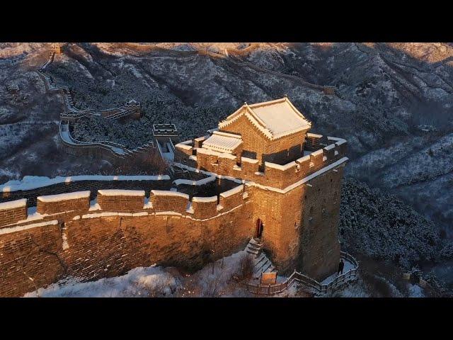 Snow-covered Jinshanling Great Wall in N. China offers amazing scenery