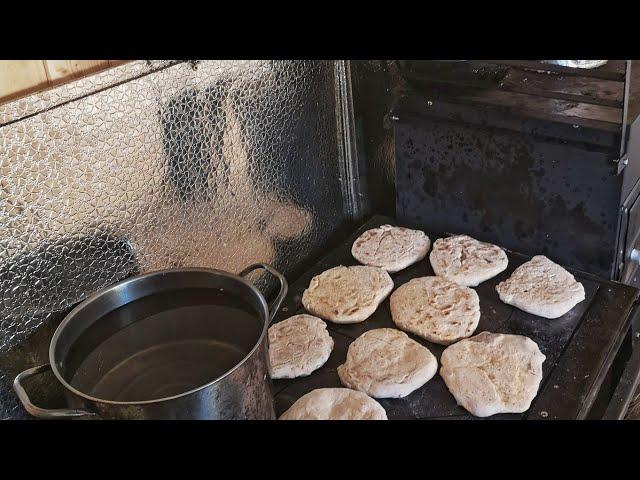 Gătesc la sobă iarna la cabană - Ep40