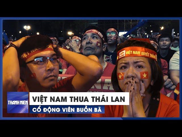 Cổ động viên buồn bã khi Việt Nam thua Thái Lan ở chung kết AFF Cup 2022