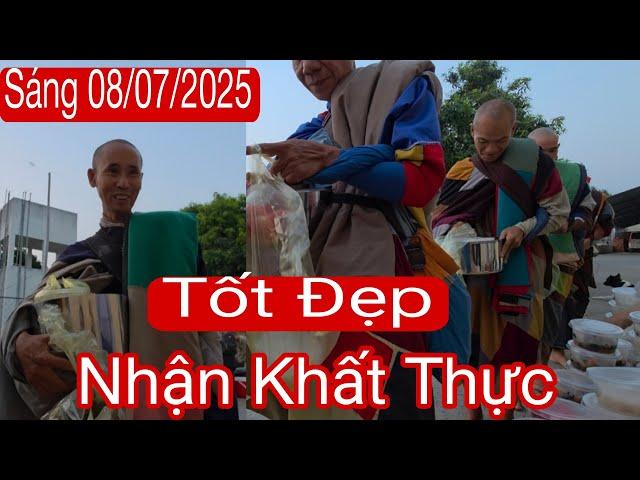 Khất thực sáng 8/6 sư Minh Tuệ và huynh đệ rất tốt đẹp