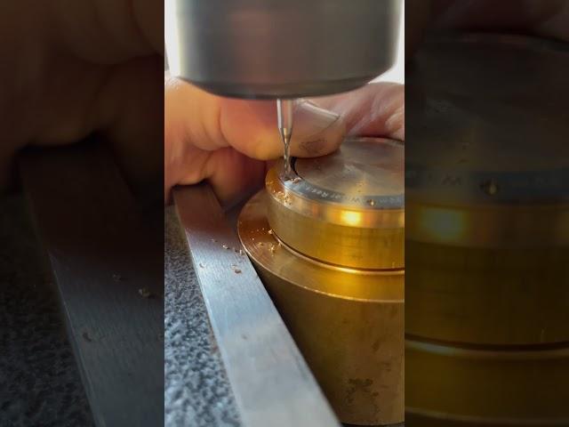 Сверление отверстия в крышке #patinawatchstudio #часыподзаказ #jaegerlecoultre