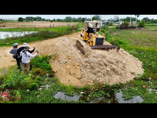 New Project!! Large Size Landfill Up With Skills Operator KOMAT'SU D58P Bulldozer And Team DumpTruck