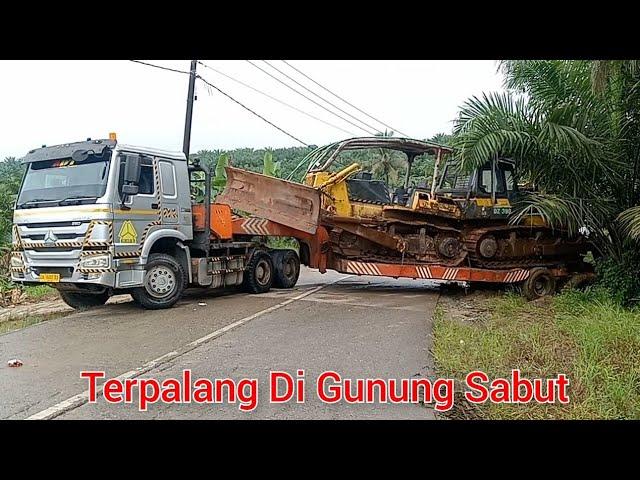 Muat Dua Dozer Truk Trailer Melintang di Gunung Sabut Sepaku dan Proses Evakuasinya