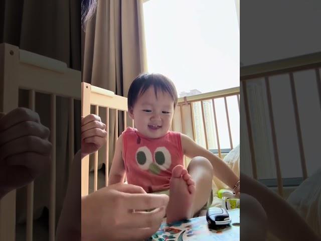 怎么会喜欢让人给他挠脚心？不可思议 #人类幼崽的一天 #没烦恼的小朋友 #奶声奶气小可爱 #人类幼崽 #小宝宝摆摆