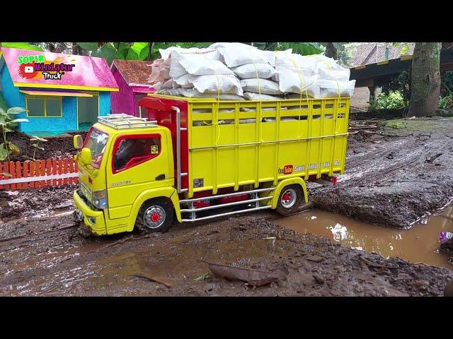 Two RC Truck Off Road, Deliver sacks of Rice to Remote Village - story version of RC Truck