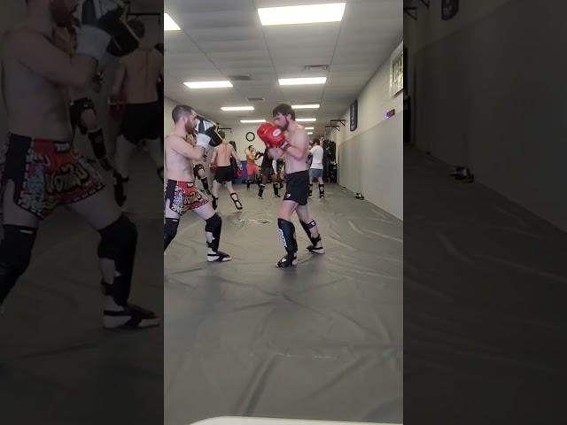 Beautiful overhand right set up in the background #mma #kickboxing #muaythai #boxing #jiujitsu