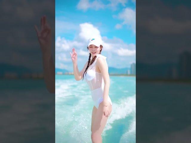 听说冲浪解百愁，你来试试？#比基尼#冲浪%你的微笑很美