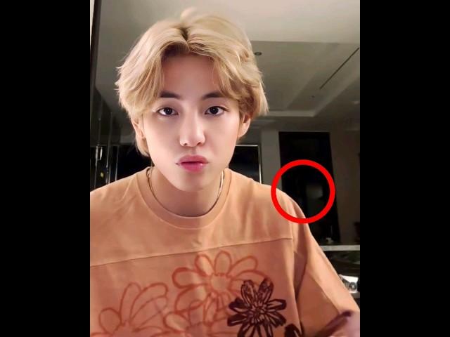 kim taehyung kissing so cutely bts v live cute moment #bts #btsv #shorts