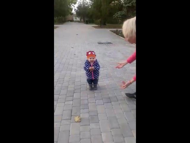 Сара первые шаги! !!