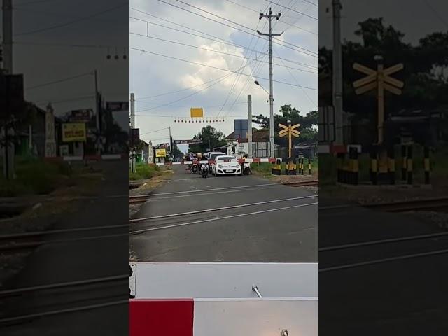 KA Ranggajati di Stasiun Kalasan palang pintu