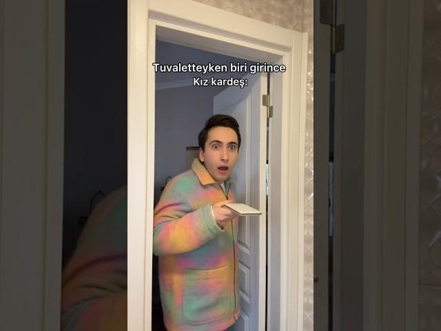 Tuvaletteyken biri girerse