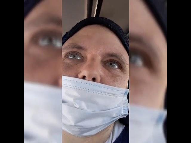 Поездка в автобусе во время эпидемии.Вечерний парк