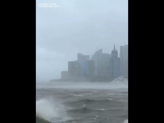 #TyphoonBebinca: SCENE captured on the #Bund as strongest typhoon hits Shanghai in over 70 years