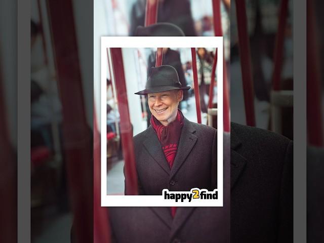 Old school #streetphotograph #happy2find #candidphoto #wholesome #subwayart #streetphoto #happiness