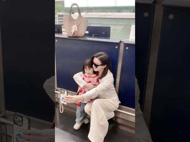 佘詩曼｜可愛小蛇和小朋友️ #佘詩曼 #佘诗曼 #charmaine #charmainesheh #阿佘 #機場 #可愛