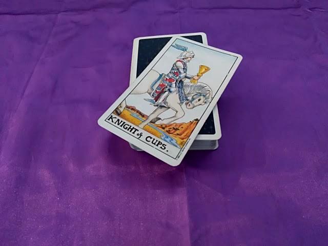 Knight of cups Tarot card meaning.