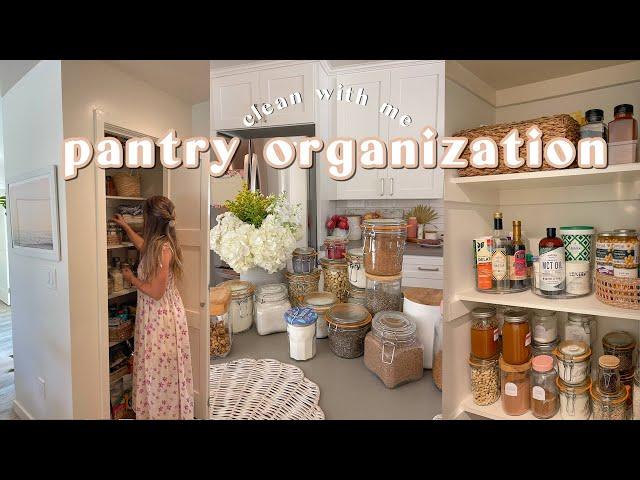 PANTRY ORGANIZATION | a quick & easy pantry makeover 