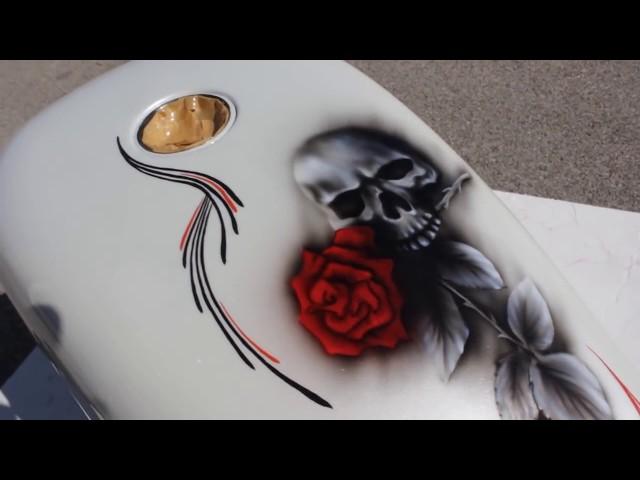 Airbrush & Pinstriping Handlinierung Rose auf Harley Teile - Tank Fender Custompainting