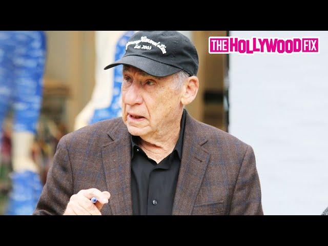 Mel Brooks Is Left Speechless When Receiving A Gift From A Fan While Signing Autographs In B.H.