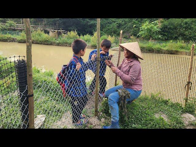 Tie the stakes tightly, spread the gardening wire mesh to prepare for planting new vegetables.