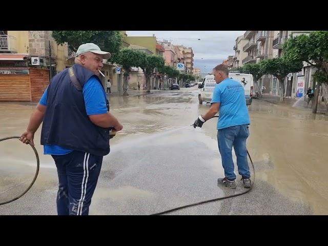 Licata - Pompe idrovore e attrezzature dei Vigili del Fuoco con lavaggio strade dopo l’alluvione.