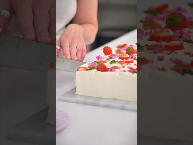 The cake of the summer? Strawberry & elderflower sheetcake recipe is up now! 