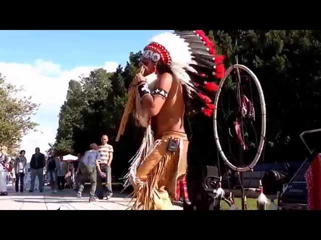 Indian dancing & playing on the street - Celia by Alexandro Querevalú live