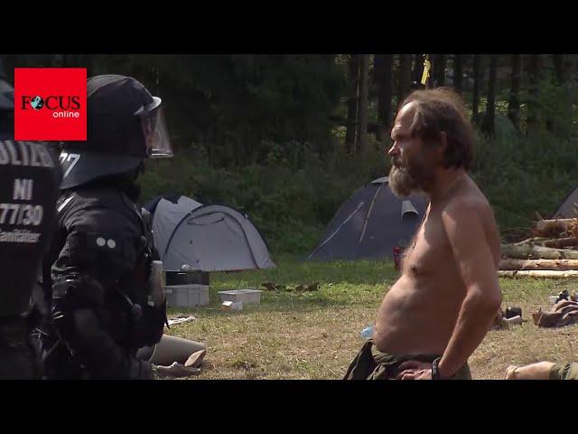 Skurrile Szenen im Harz! Hier löst Polizei verbotenes Hippie-Camp auf