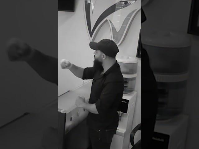 شوف الشاب كيف تدخل بشكل مُلفت ️