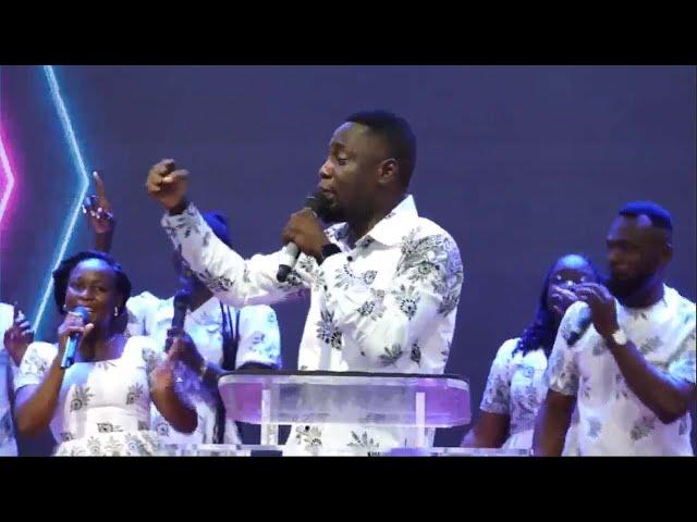 Elder Emmanuel Arthur Leads Hot Pentecostal Praises at The Thanskgiving Service of Apostle Ntumy