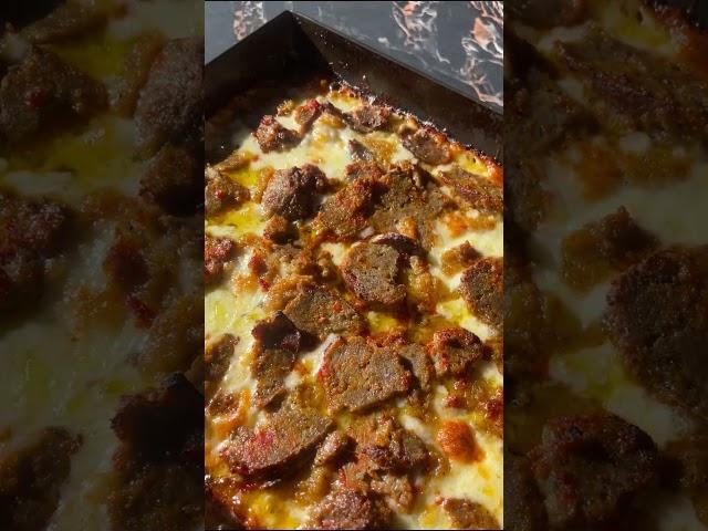 Can we appreciate that SIZZLE tho?  #pizza #pizzatime #makepizza