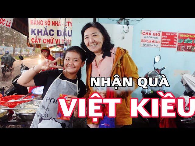 BẤT NGỜ Cô Chú Đội Mưa đến BÁNH XÈO NHÍ trao Quà từ Việt Kiều Nước Ngoài KHI SÀI GÒN mưa to