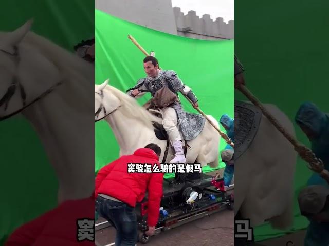 上半身霸道總裁，下半身秒變耕田，看到張凌赫下半身的秘密，實在沒忍住笑出鵝叫#張凌赫#肖戰 #王一博 #內容啟發搜索 #娛樂評論大賞