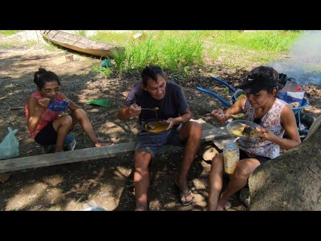 LIMPEZA DA PRAIA E CALDEIRADA DE ACARÍ EM FAMILIA ÀS MARGENS DO RIO AMAZONAS/COMUNIDADE RIBEIRINHA